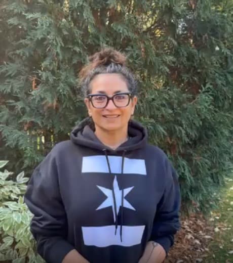 A MoveU client outdoors, sharing her experience on video