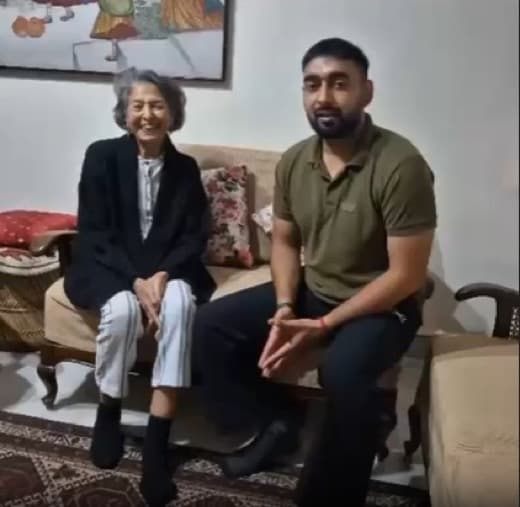A MoveU client seated with her MoveU expert at home