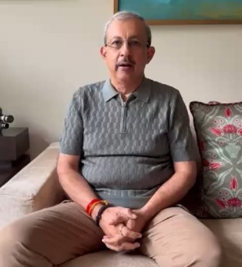 A senior MoveU client at home sharing his experience